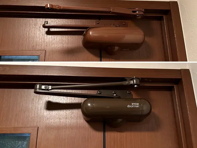 ドアクローザー交換サービスの画像