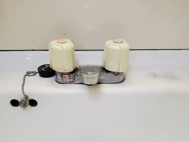 【八王子発：地域密着】洗面台の水栓蛇口交換　お気軽にご相談くださいサービスの画像