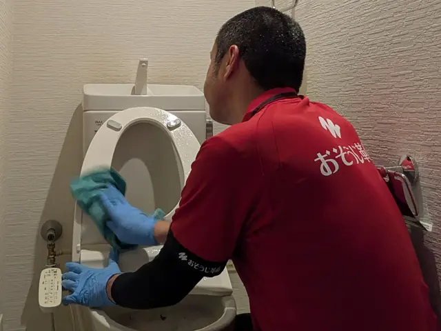 トイレ内側の尿石汚れまでKIREIにいたしますサービスの画像