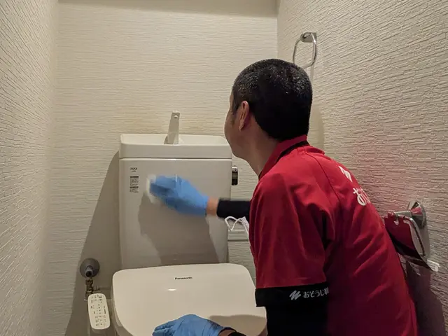 トイレ内側の尿石汚れまでKIREIにいたしますサービスの画像