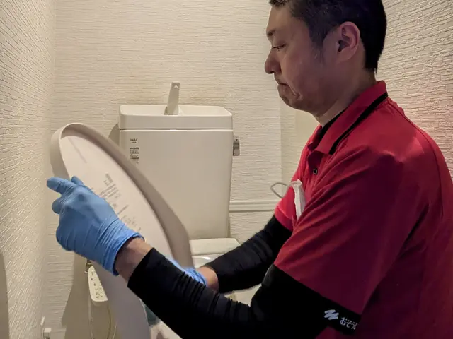 トイレ内側の尿石汚れまでKIREIにいたしますサービスの画像