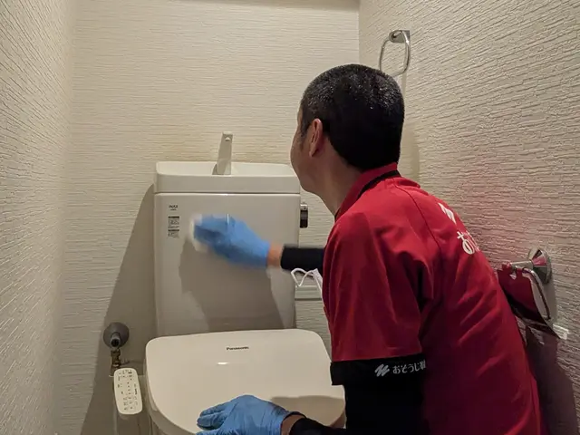 トイレ内側の尿石汚れまでKIREIにいたしますサービスの画像