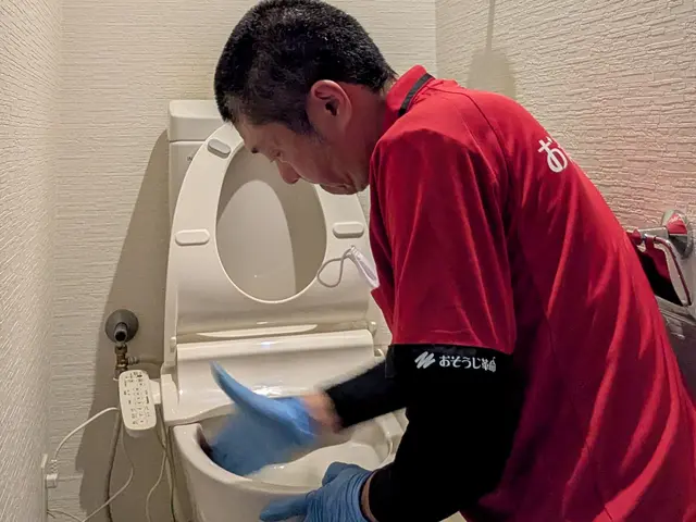 トイレ内側の尿石汚れまでKIREIにいたしますサービスの画像