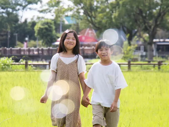 お子様の目線に合わせた笑顔溢れる家族写真を１週間以内スピード納品