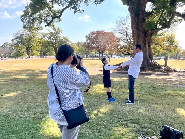お子様の目線に合わせた笑顔溢れる家族写真を１週間以内スピード納品