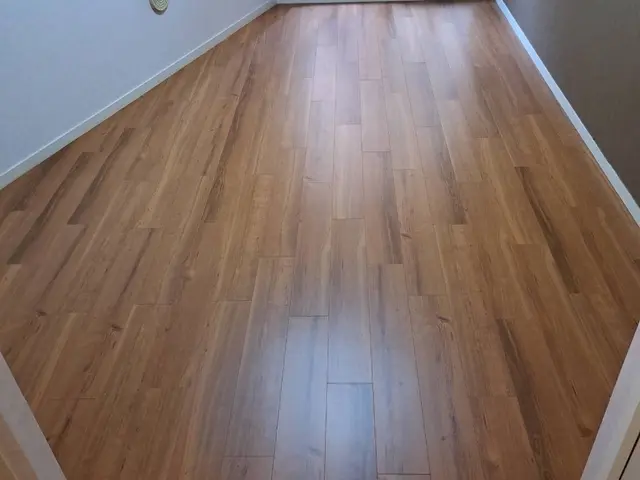 カーペット・畳からフローリングへも施工対応★6畳なら即日施工、即日仕上げ可能サービスの画像