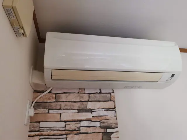 家庭用エアコン取り外し工事。引き取り無し、写真の第二種電気工事士にお任せ下さい。サービスの画像