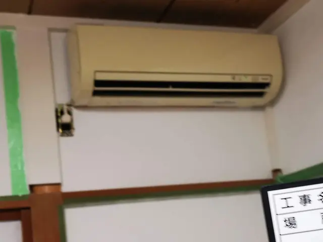 家庭用エアコン取り外し工事。引き取り無し、写真の第二種電気工事士にお任せ下さい。サービスの画像