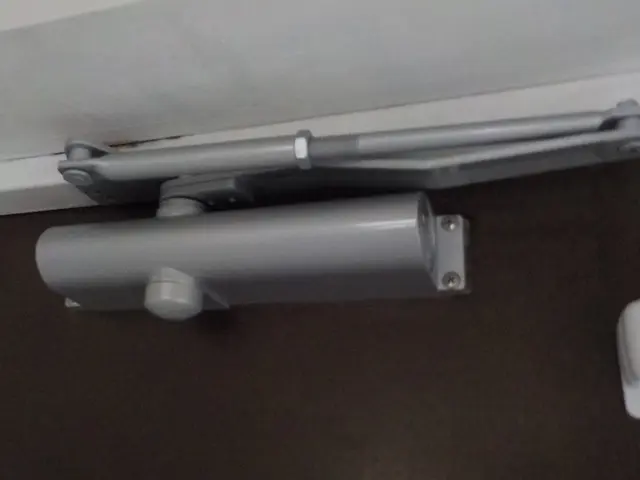 ドアクローザー交換サービスの画像