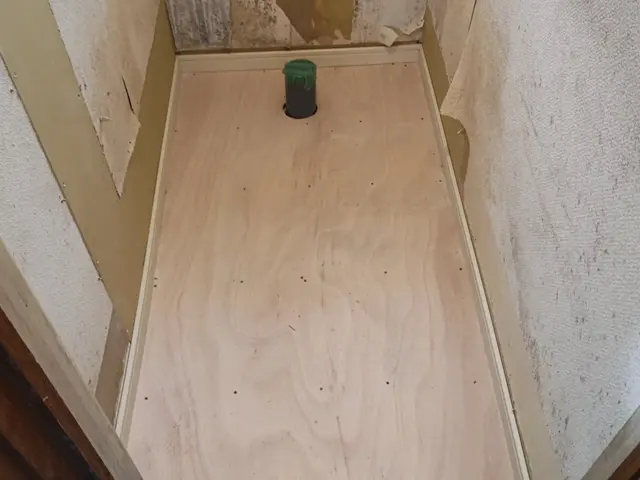 大丈夫ですか？?既存便器水漏れ！ 床まで染みてて 臭い匂い 残すつもりですか！！サービスの画像