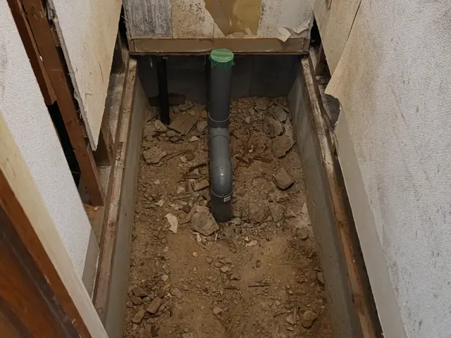 大丈夫ですか？?既存便器水漏れ！ 床まで染みてて 臭い匂い 残すつもりですか！！サービスの画像