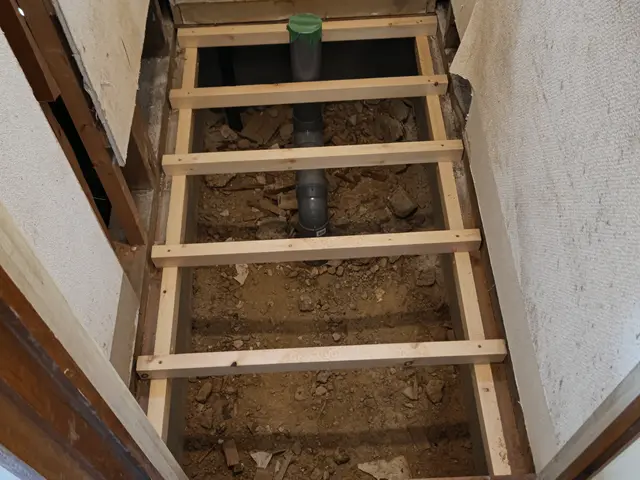 大丈夫ですか？?既存便器水漏れ！ 床まで染みてて 臭い匂い 残すつもりですか！！サービスの画像