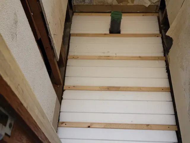 大丈夫ですか？?既存便器水漏れ！ 床まで染みてて 臭い匂い 残すつもりですか！！サービスの画像