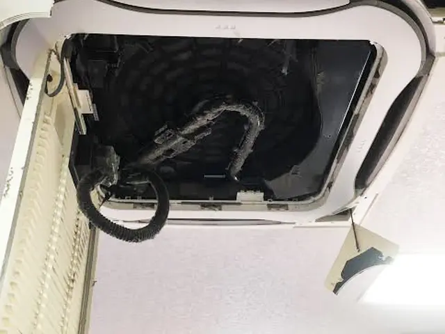 エアコン・クリーニング天井＜電気工事のプロショップ＞複数台でお得♪【1年間保証】サービスの画像