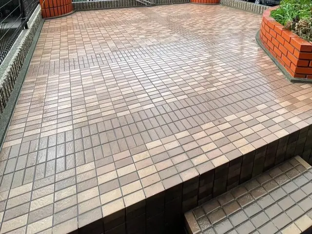 【玄関タイル洗浄】見違える美しさ！カビ・黒ずみ徹底洗浄サービスの画像