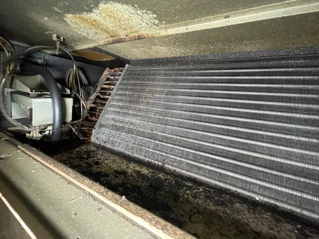 分解施錠で徹底的にキレイ☆店舗の清掃高所対応《天井埋込タイプ》高所でも対応可能サービスの画像