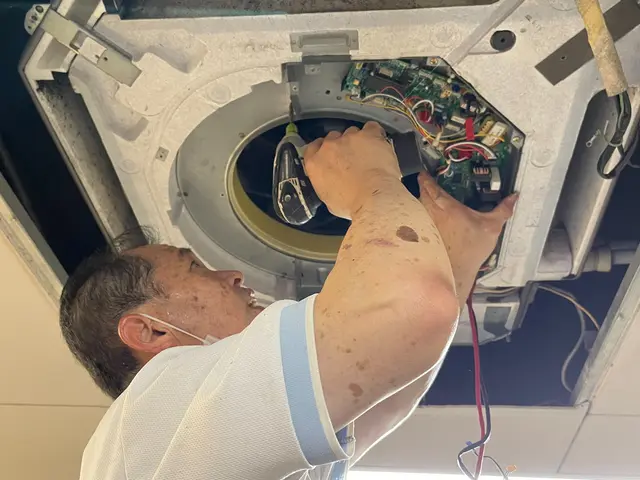 分解施錠で徹底的にキレイ☆店舗の清掃高所対応《天井埋込タイプ》高所でも対応可能サービスの画像