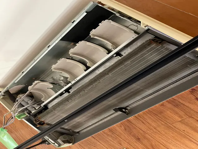 分解施錠で徹底的にキレイ☆店舗の清掃高所対応《天井埋込タイプ》高所でも対応可能サービスの画像