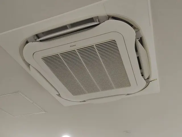 分解施錠で徹底的にキレイ☆店舗の清掃高所対応《天井埋込タイプ》高所でも対応可能サービスの画像