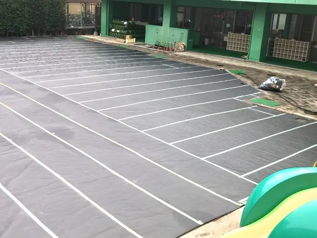 丁寧な作業で職人が元気よく伺います！防草シート施工プラスαで人工芝施工も対応可！サービスの画像