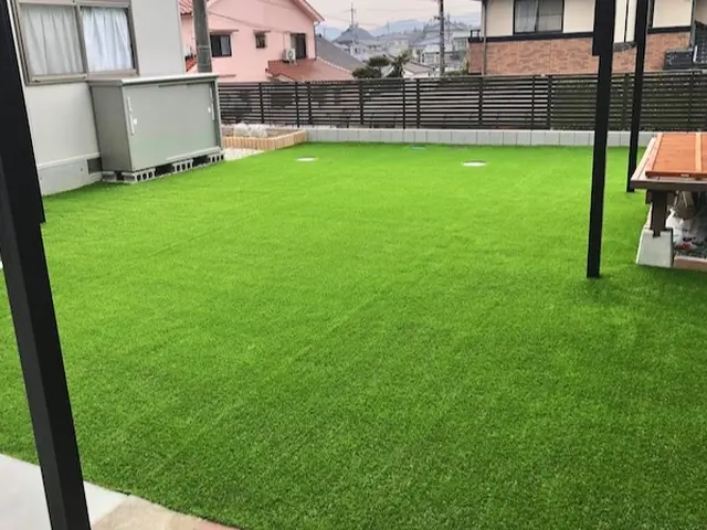 丁寧な作業で職人が元気よく伺います！防草シート施工プラスαで人工芝施工も対応可！サービスの画像