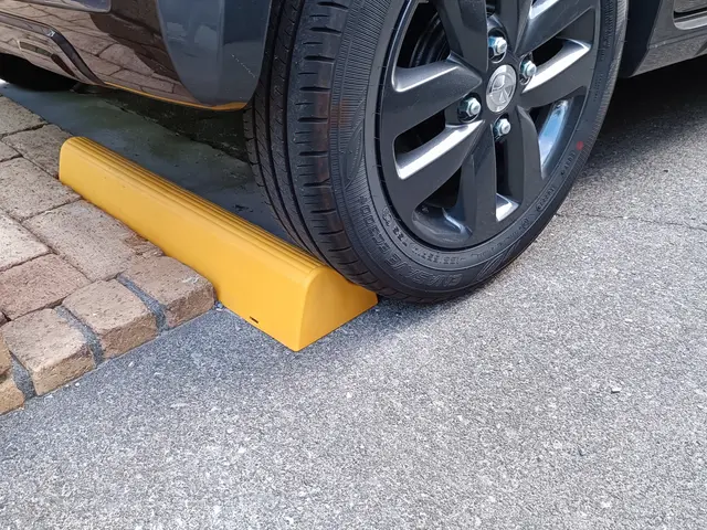 車止めブロック（パーキングブロック）の設置サービスの画像
