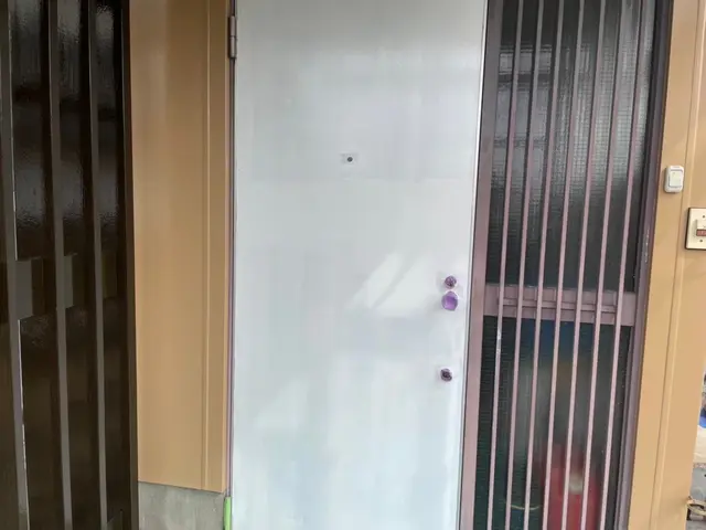 玄関ドアの塗装サービスの画像