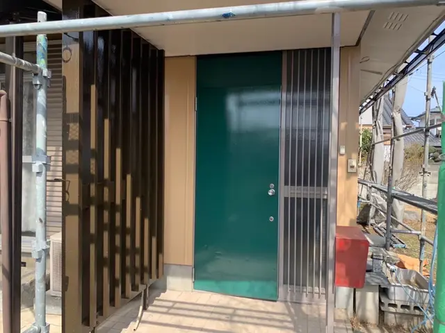 玄関ドアの塗装サービスの画像