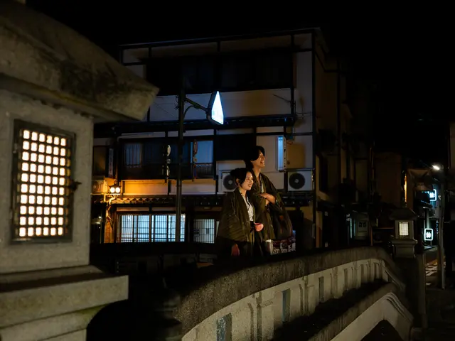 城崎温泉の街並みで残す、自然なカップルフォト出張撮影（夜間OK22:00まで）