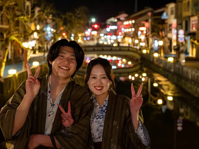 城崎温泉の街並みで残す、自然なカップルフォト出張撮影（夜間OK22:00まで）