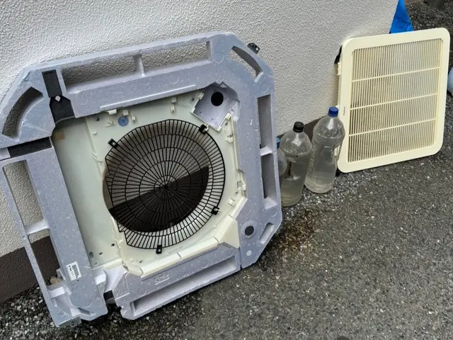 ☆法人請求書払可☆オフィス・店舗・ビル専門　実績多数　分解洗浄　4方向・2方向ほサービスの画像