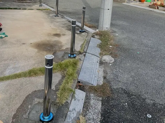 駐車場のポール設置サービスの画像