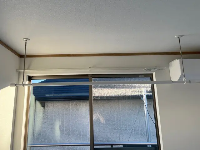 ホスクリーン（室内物干し）の取り付けします。サービスの画像