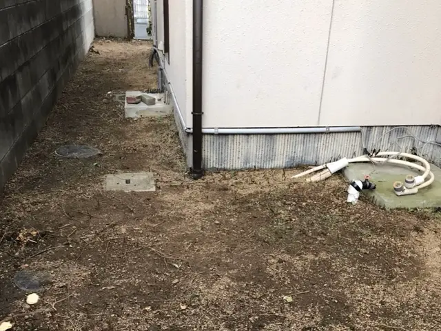 お庭、墓地の除草作業「手作業の草抜き」お見積り無料です。お気軽にご相談下さい！！サービスの画像