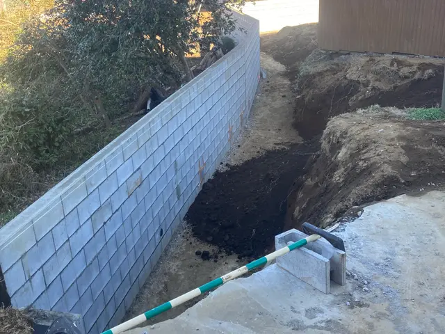 ブロック屏解体処分、新設ブロック積み直し、擁壁工事。その他お庭の伐採抜根サービスの画像