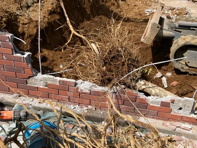 ブロック屏解体処分、新設ブロック積み直し、擁壁工事。その他お庭の伐採抜根サービスの画像