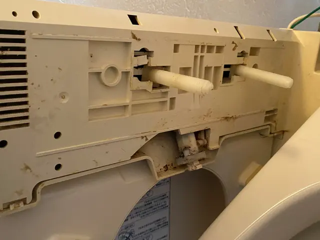 【尿石や黒カビを除去！】◎洗浄便座ももちろん外して清掃！タンクレス便座取外し不可サービスの画像