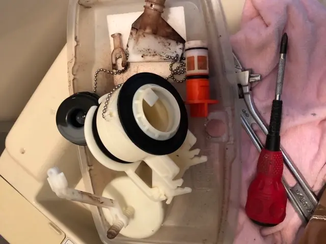 トイレタンク内金具の交換、トイレ水漏れ修理などお任せ下さい！サービスの画像