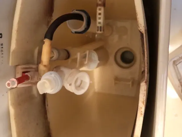 トイレタンク内金具の交換、トイレ水漏れ修理などお任せ下さい！サービスの画像