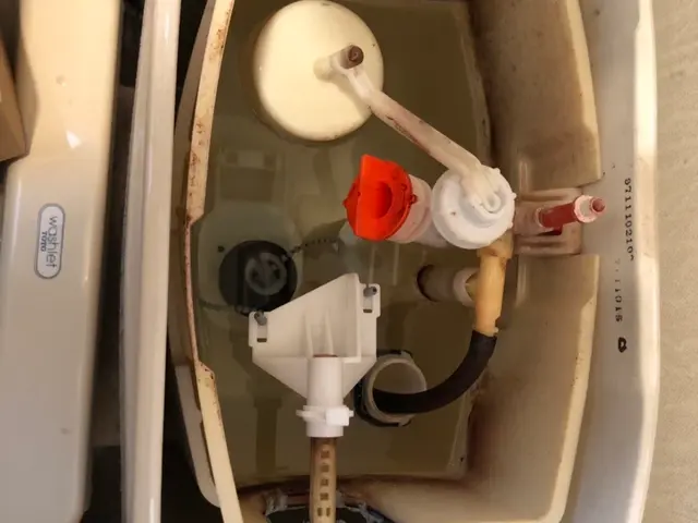 トイレタンク内金具の交換、トイレ水漏れ修理などお任せ下さい！サービスの画像