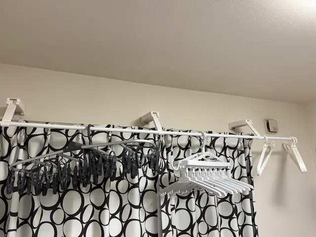 カーテンレール取付けます！実績50件以上、ブラインドも対応致します！サービスの画像