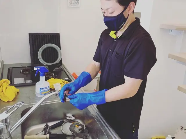 大手で作業をしているプロの手を低価額でご利用いただけます♪サービスの画像