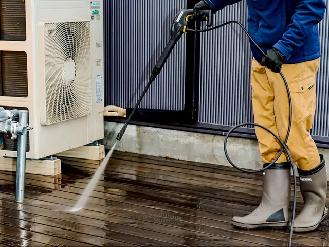 【ベランダ清掃】ベランダに面した窓サッシや網戸、室外機等もすべて綺麗にします！サービスの画像