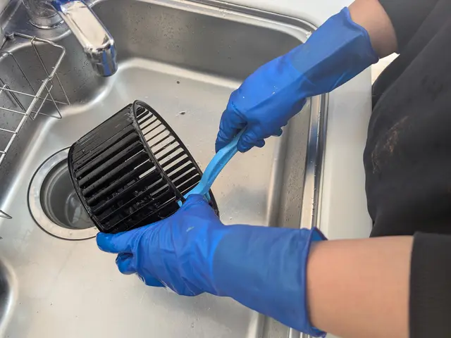 “丁寧で安心できる”と評判の女性スタッフが対応｜水回り2点セットクリーニングサービスの画像