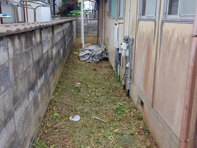 草刈機で致します　草刈ゴミ収集運搬迄サービスの画像