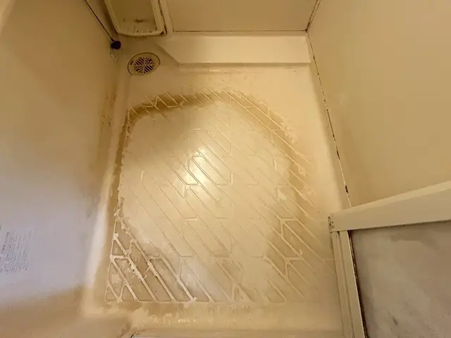 【浴室クリーニング】様々な洗剤を使用し黒カビや水垢汚れ、鏡のウロコを綺麗に除去サービスの画像