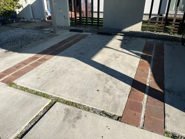 隅々まで綺麗に！スケジュール次第で土日祝も対応可能な丁寧洗浄、苔も綺麗に取りますサービスの画像