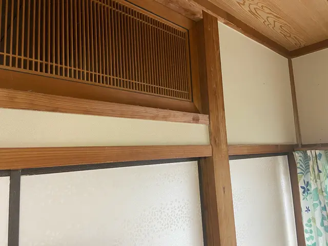 緑色の下地でボロボロの漆喰を新築時同様に復活した落ち着いたクリーム色！サービスの画像