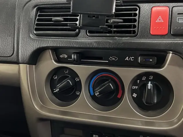 車内の汚れ、プロにお任せ！掃除機がけ・拭き上げ・消臭で丁寧に仕上げます！サービスの画像