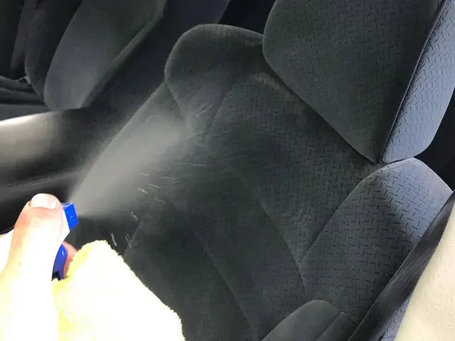 車内の汚れ、プロにお任せ！掃除機がけ・拭き上げ・消臭で丁寧に仕上げます！サービスの画像